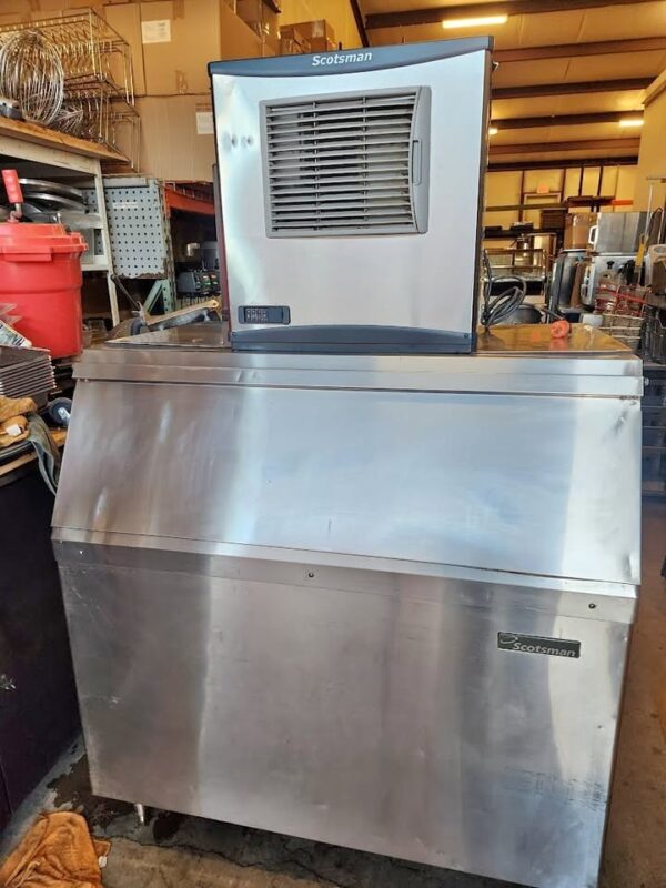 Scotsman Ice Machine with Bin (Maquina de hielo con Bin)