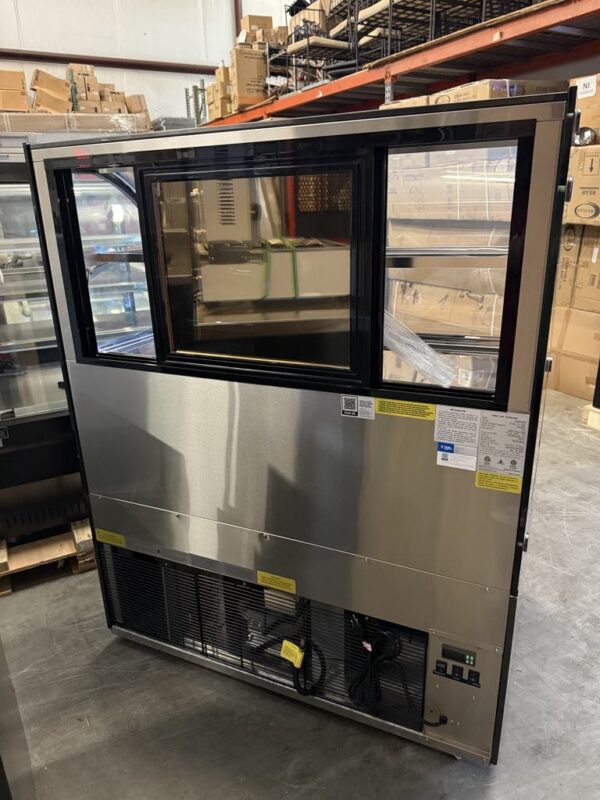 Avantco Grab N' Go Merchandiser Cooler - Image 8
