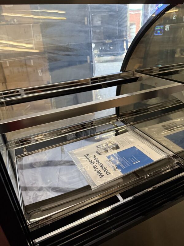 Avantco Grab N' Go Merchandiser Cooler - Image 6