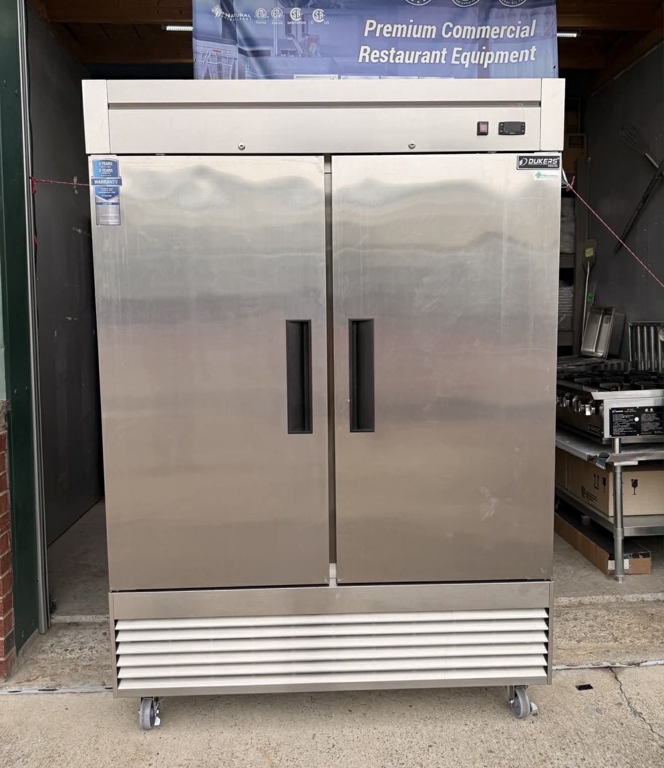 Dukers 2-Door Commercial SS Reach-In Freezer D55F, Congelador de 2 Puertas