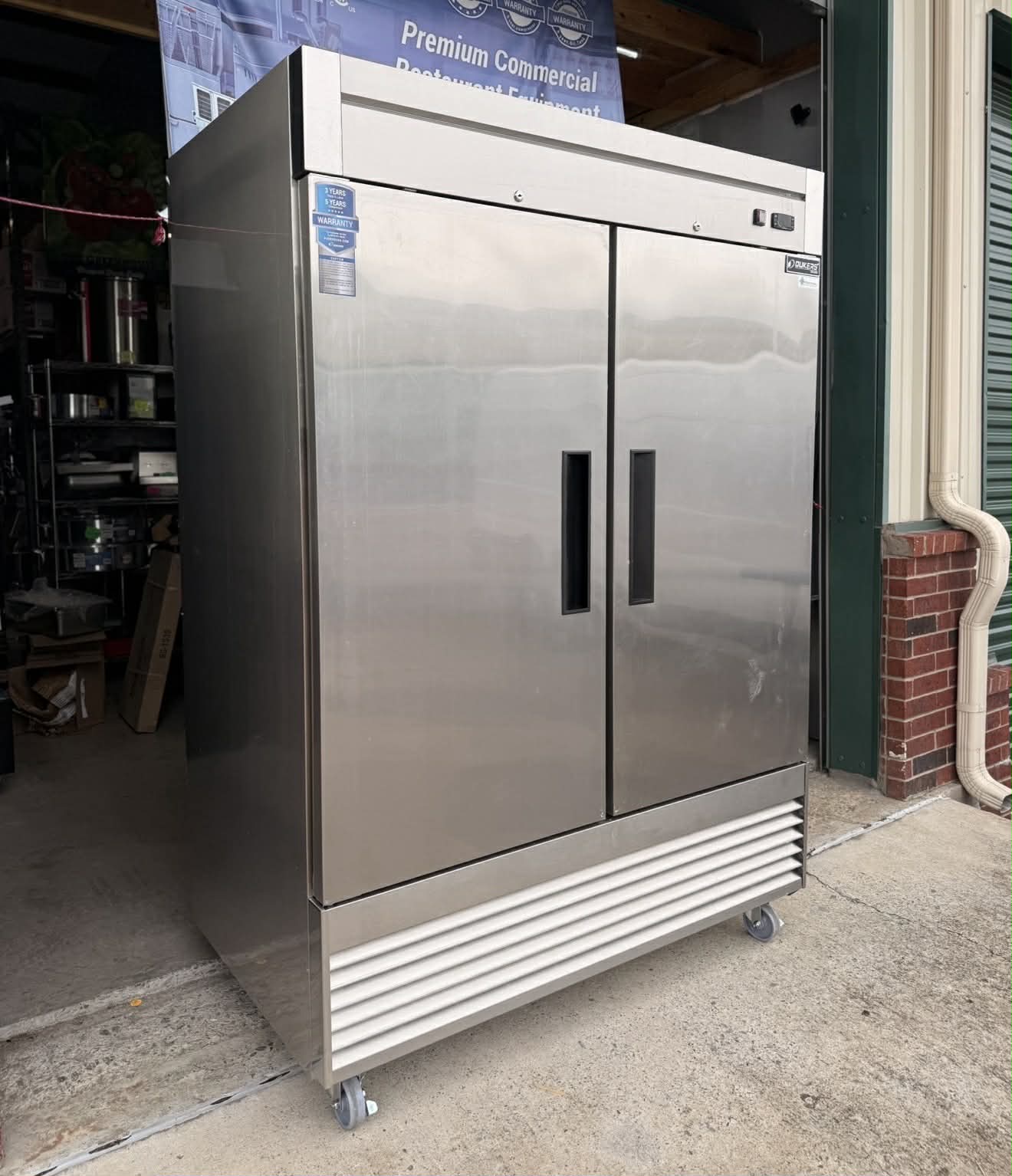 Dukers 2-Door Commercial SS Reach-In Freezer D55F, Congelador de 2 Puertas - Image 5