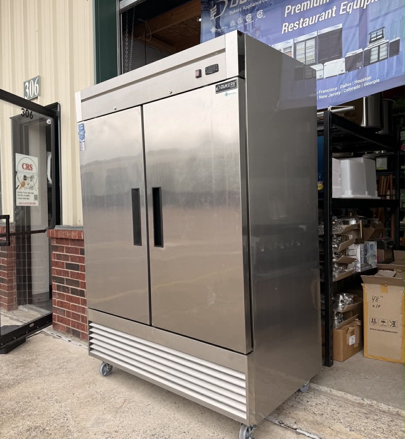 Dukers 2-Door Commercial SS Reach-In Freezer D55F, Congelador de 2 Puertas - Image 4