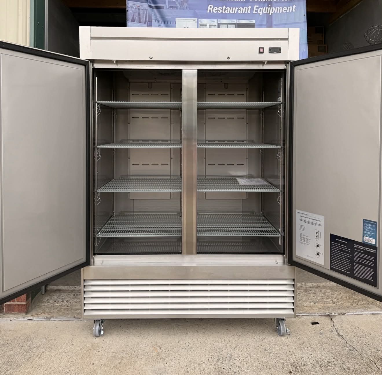 Dukers 2-Door Commercial SS Reach-In Freezer D55F, Congelador de 2 Puertas - Image 3