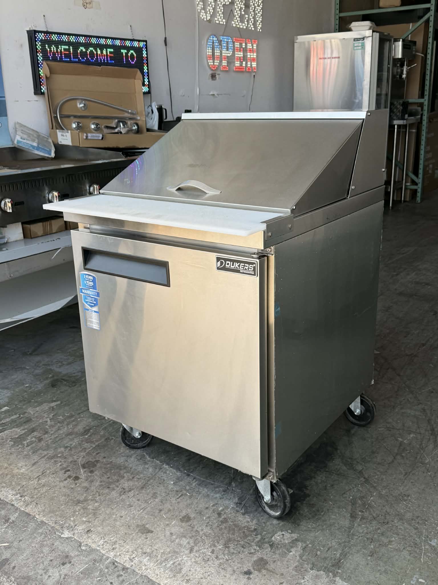 Dukers DSP29-12M-S1 Refrigerated Prep Table Pre-Owned, Mesa de Preparacion 29" Refrigerador Usada - Image 5
