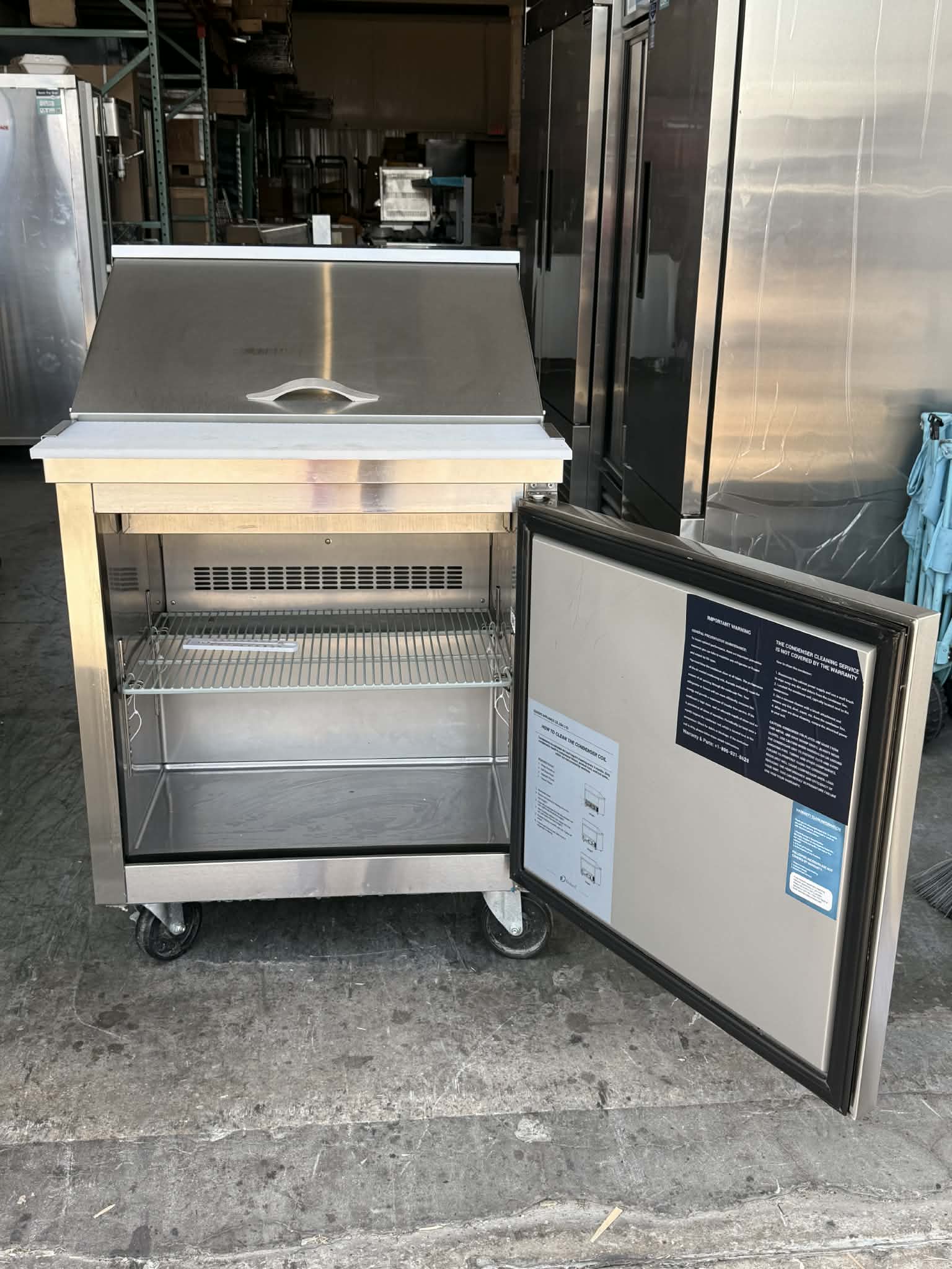 Dukers DSP29-12M-S1 Refrigerated Prep Table Pre-Owned, Mesa de Preparacion 29" Refrigerador Usada - Image 2