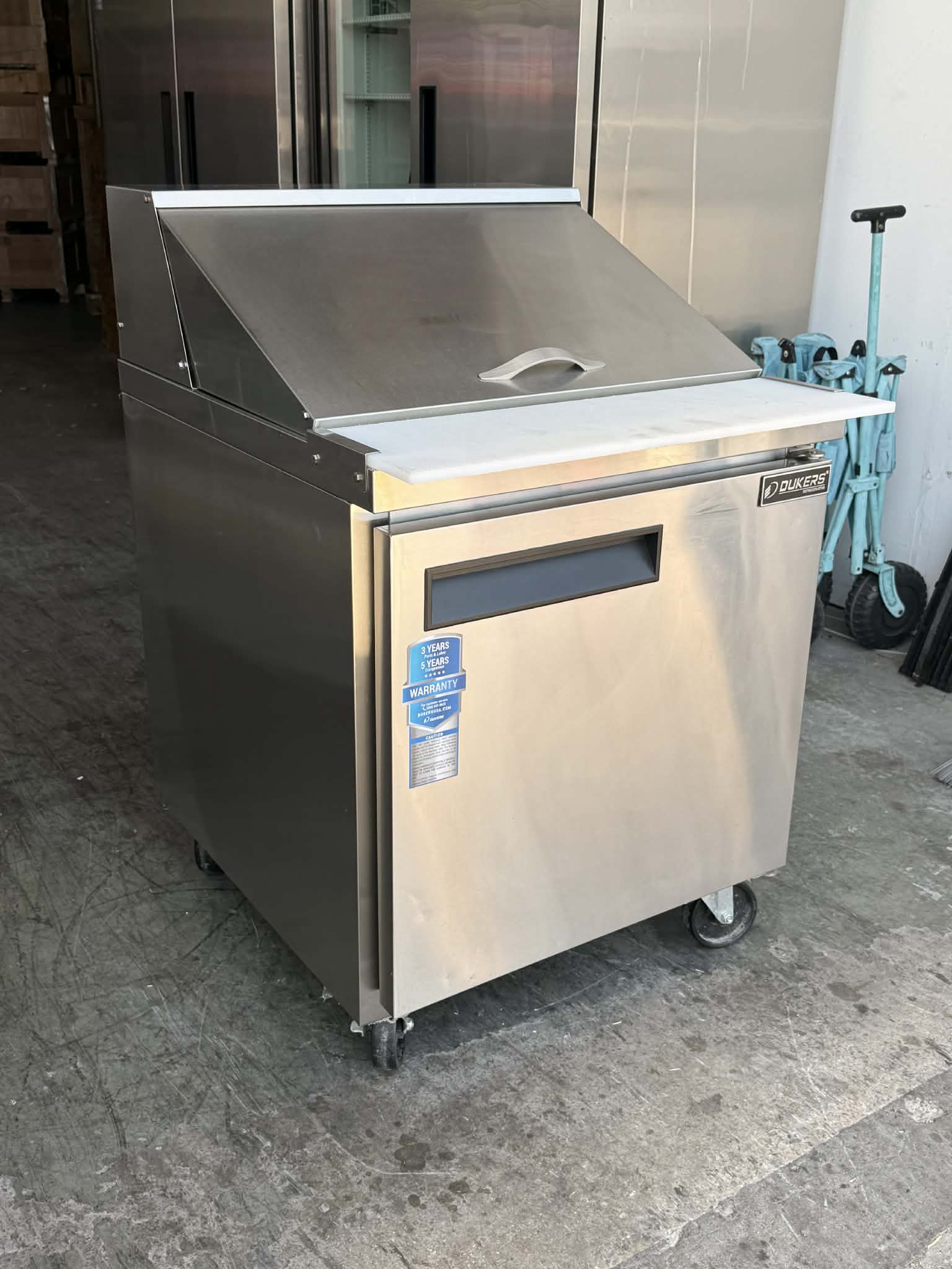 Dukers DSP29-12M-S1 Refrigerated Prep Table Pre-Owned, Mesa de Preparacion 29" Refrigerador Usada - Image 4