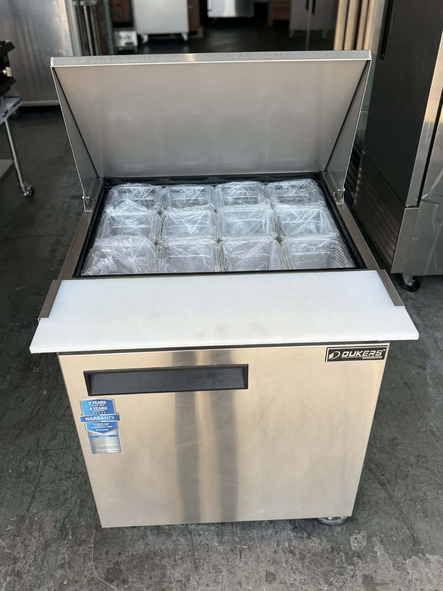 Dukers DSP29-12M-S1 Refrigerated Prep Table Pre-Owned, Mesa de Preparacion 29" Refrigerador Usada - Image 3