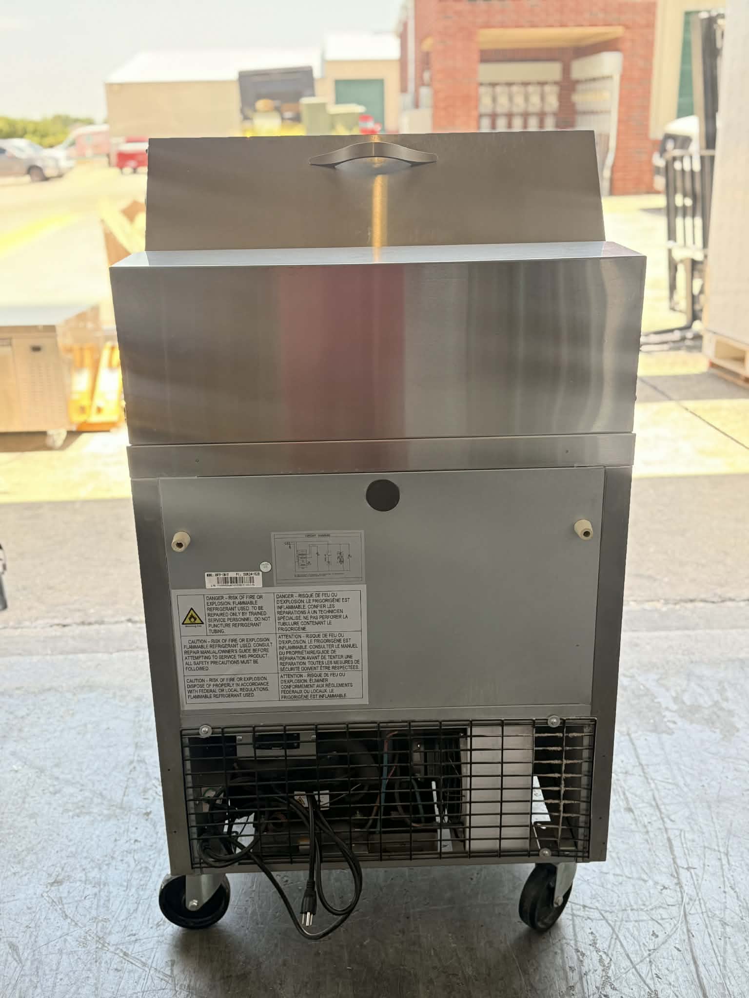 Dukers DSP29-12M-S1 Refrigerated Prep Table Pre-Owned, Mesa de Preparacion 29" Refrigerador Usada - Image 6